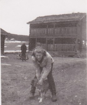 Loftsstua - ca 1946. Vi kan så vidt skimte hjørnet av Østerdalsstua til venstre i bildet. Stabburene sto bak loftsstua, og kan derfor ikke ses.
