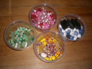 Godteriet er ferdig sortert, klart for pynt på pepperkakestabburet