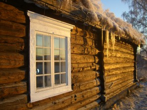 Blek vintersol på vår gamle tømmervegg
