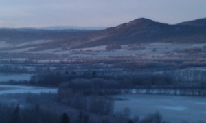 Like før mørket senker seg over Fåsten og Storeggen en kald desemberdag