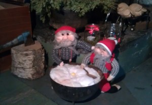 Det gjelder å holde nissene på gården fornøyde - så julefreden kan senke seg.