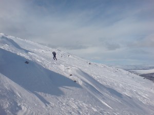 I  påsken er det tradisjon, i hvert fall for noen, å komme seg til topps på Tron. Vi går opp fra Tynsetsida, og da må skiene tas av ved foten av fjellet, og toppen bestiges til fots - med staver