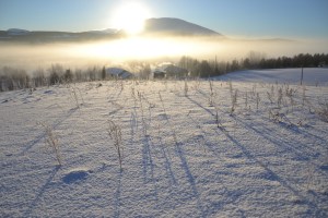 Sola forsvinner bak Tronfjell midt på dagen nå midtvinters