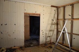 Den nye døråpningen kommer her - mot det som blir stua (tidligere kalt "salongen")