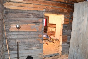 - og her ser vi gjennom døråpningen fra stuesida. Tømmerveggene har kommet til syne