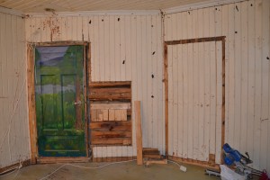 Døra med kunsten er fortsatt på plass, den skal fjernes senere