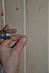 En flis som er brukket av det gamle panelet må limes på og festes med stifter - finjustering!