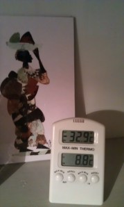 Litt kaldt for den afrikanske damen i bakgrunnen...