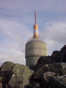 Om sommeren er alt enklere - da kan vi kjøre bil til topps - fra Alvdal går Norges nest høyest beliggende vei. Bare veien til Juvasshytta (utgangspunkt for turer til Galdhøpiggen) ligger høyere