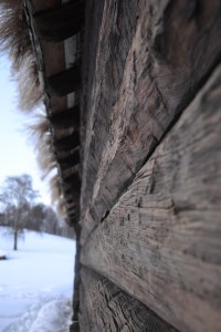 Solvarm, tjærebredd vegg lukter godt og minner om påskeskiturer, syns jeg