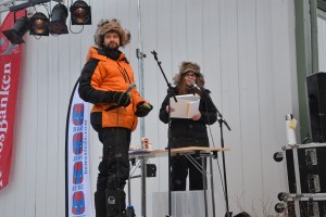 Speakerne gjør en innsats for å heve stemningen enda mer - men vanskelig å nå frem gjennom hundeglammet