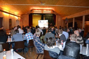 Utover kvelden fyltes salen, og da Ane Startet opp var det mer enn fullt i gamle Heim.