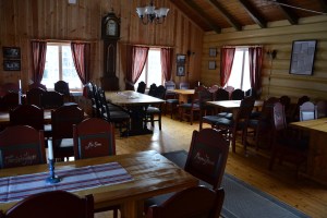 God plass inne i hytta en tidlig søndagsmorgen. Til peisestua her kunne man "kjøpe" en fin østerdalsstol og få navnet sitt malt på. Andre steder på Tynset har man kunnet kjøpe litt kunstgress for å finansiere kunstgressbanen eller en lyktestolpe for å få lysløype! Skihytta kan forøvrig leies til ulike arrangementer.