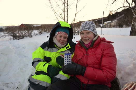 Vi skåler for en herlig påske, sol, vår og masse moro. Fortsatt er det kaldt om kvelden og natta, og varmedressen er god å ha når man jobber inne i en kald låve.