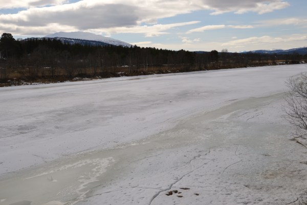 Men Glomma er fortsatt islagt, og Trontoppen er drivende hvit av snø!