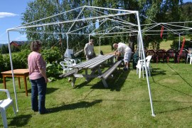 Så skal det rigges og  bord plasseres