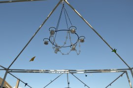 Vinden er så sterk, at det bare er stengene som settes opp i første omgang, men de ble fine fester for papirsommerfugler og lys