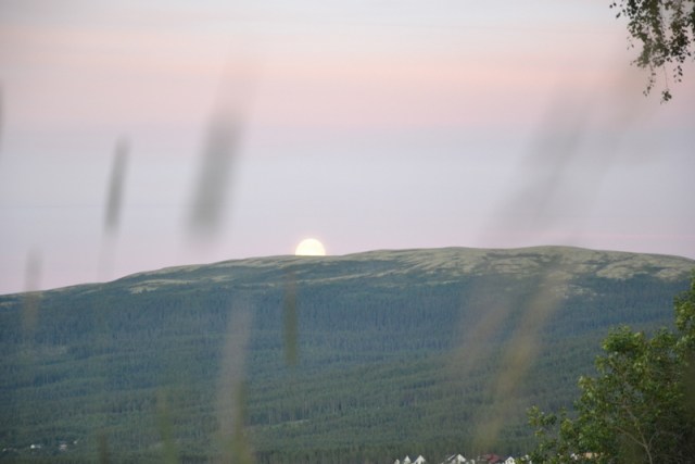 Månen kommer opp over Grønfjell