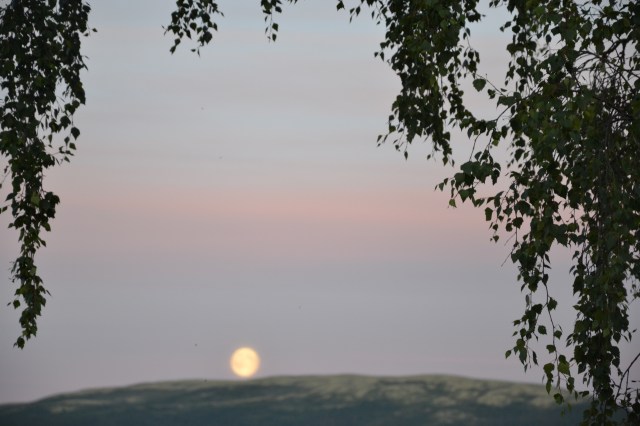 - den ruller opp over fjellkanten