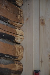 Østerdalspanelet blir skjøvet inn i sporet i tømmerstokkene