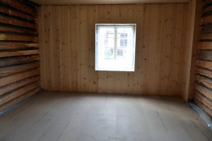 Stua med østerdalspanel og tømmervegger