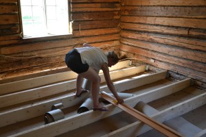 - og legges på plass mellom bjelkene