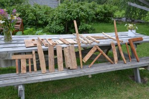 Dette er puslespillet: To stoler! Delene er her vasket og ligger til tørk. 