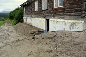 På nedsiden er muren klar for puss