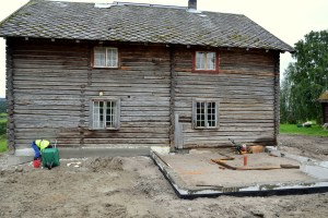 Iherdig ektemann, jobber tidlig og sent, i sol og regn, for at vi skal komme i hus før vinteren