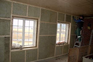 Det ytterste laget med nyere plater er fjernet, veggen er lektet ut og isolert