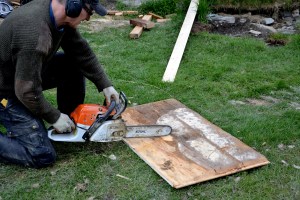 Panelplatene må høvles noe på baksiden for å passe etter at veggen har blitt lektet ut og isolert