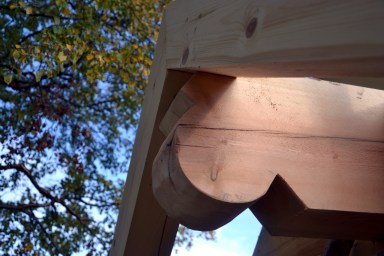 Detaljer i hanebjelken på tilbygget - kopi av de som er på det gamle huset