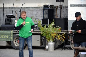 Arne Eggen, stilte opp for "mandelsyke" Viksmo Slettan. Her med rådmann Erling Strålberg til venstre