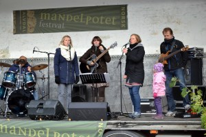 Country/folkrockgruppa TUATAF, sørget for god stemning på torget