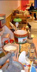 Lengst bak skimter vi Olas eldste datter som sitter klar i sekretariatet. Sammen med moren holder hun styr på alle som får tilslag og til hvilke summer 