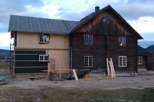 Tilbygget som skal romme to bad (ett i hver etasje, samt vaskerom, bygges i stavlaft.