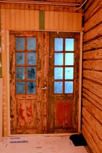 Den eldgamle ytterdøra har kommet på sin opprinnelig plass. Den trengs en grundig oppgradering med pussing og maling, og vil bli en mellomdør ut til vindfanget, der det vil komme en ny, isolert dør ut til kulda.