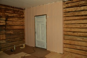 Det er litt nytt østerdalspanel på dette rommet. Her var det en tidligere brannskade som måtte skjules. I tillegg måtte ytterveggen isoleres og paneles. 