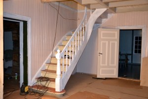 Dører er malt, trappa har blitt grunnet, men mangler den riktige fargen ennå, mens veggene i trappegangen har fått farge (men manger ett strøk til. Gulvet er også på plass, men skal males, det også. Foreløpig er det dekket av papp.