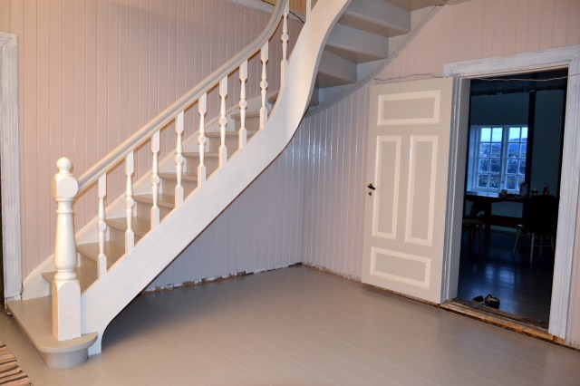 -og sånn ble det. Trinnene både på oversiden og undersiden er blitt grå, som gulvet. Samme farge har håndløperen fått, mens alt resten har fått den kremhvite fargen som vi finner igjen på dørene (og som skal bli bunnfargen i taket.