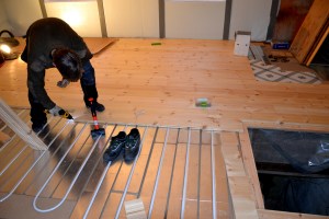 På kjøkkenet er det litt plundrete med kjellerlemmen