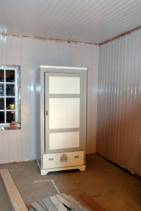 Skapet har også fått noen omganger med linoljemaling. Ble det ikke fint?