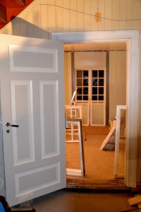 Uendelig mengde vinduer er malt og står til tørk rundt omkring