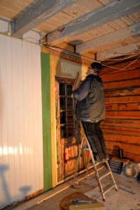 Den gamle ytterdøra tilpasses og får panel rundt seg