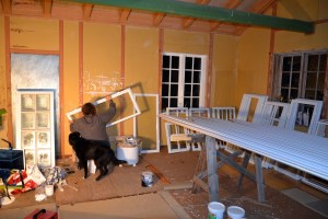 Det aller siste vindusglasset blir skrapt fri for maling