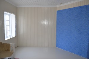 Soverommet har fått et historisk tapet på skråveggen. Det ser kanskje litt rart ut nå, før det blir listet rundt.