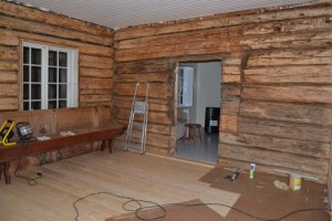 Her var det et vindu, slik du ser på dette bildet. Utenfor har det nå kommet råbygget til det som skal bli vaskerom og bad.