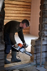 For å stive opp veggen slik at vi ikke risikerer at stokkene sklr ut, freses først et spor i stokkene - 