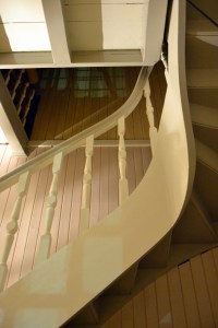 Også undersiden av trappa har fått flere strøk nå