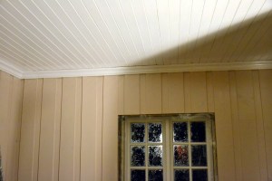 - lister er også kommet i taket  ute i trapperommet